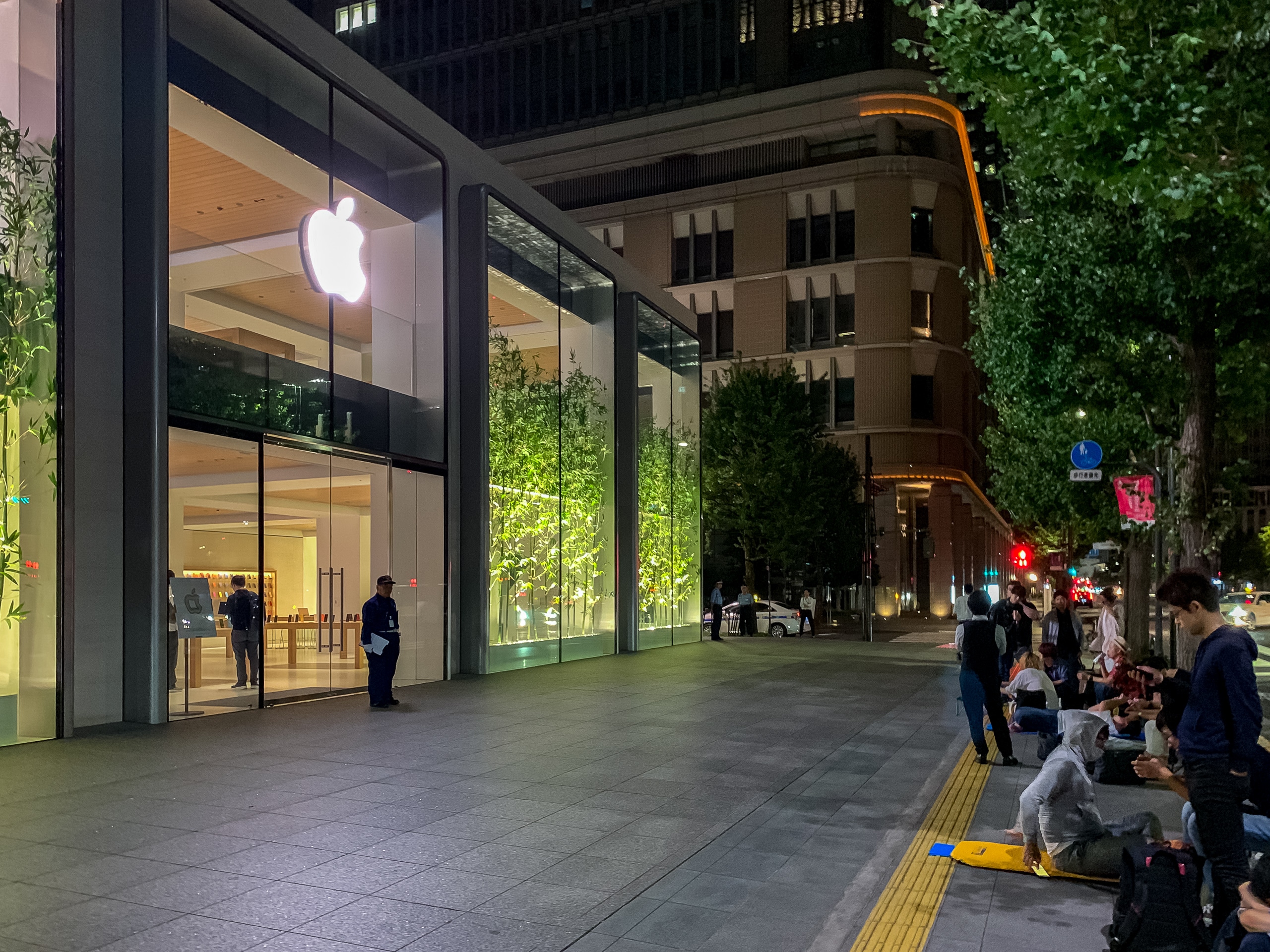 apple_marunouchi_dawn_3