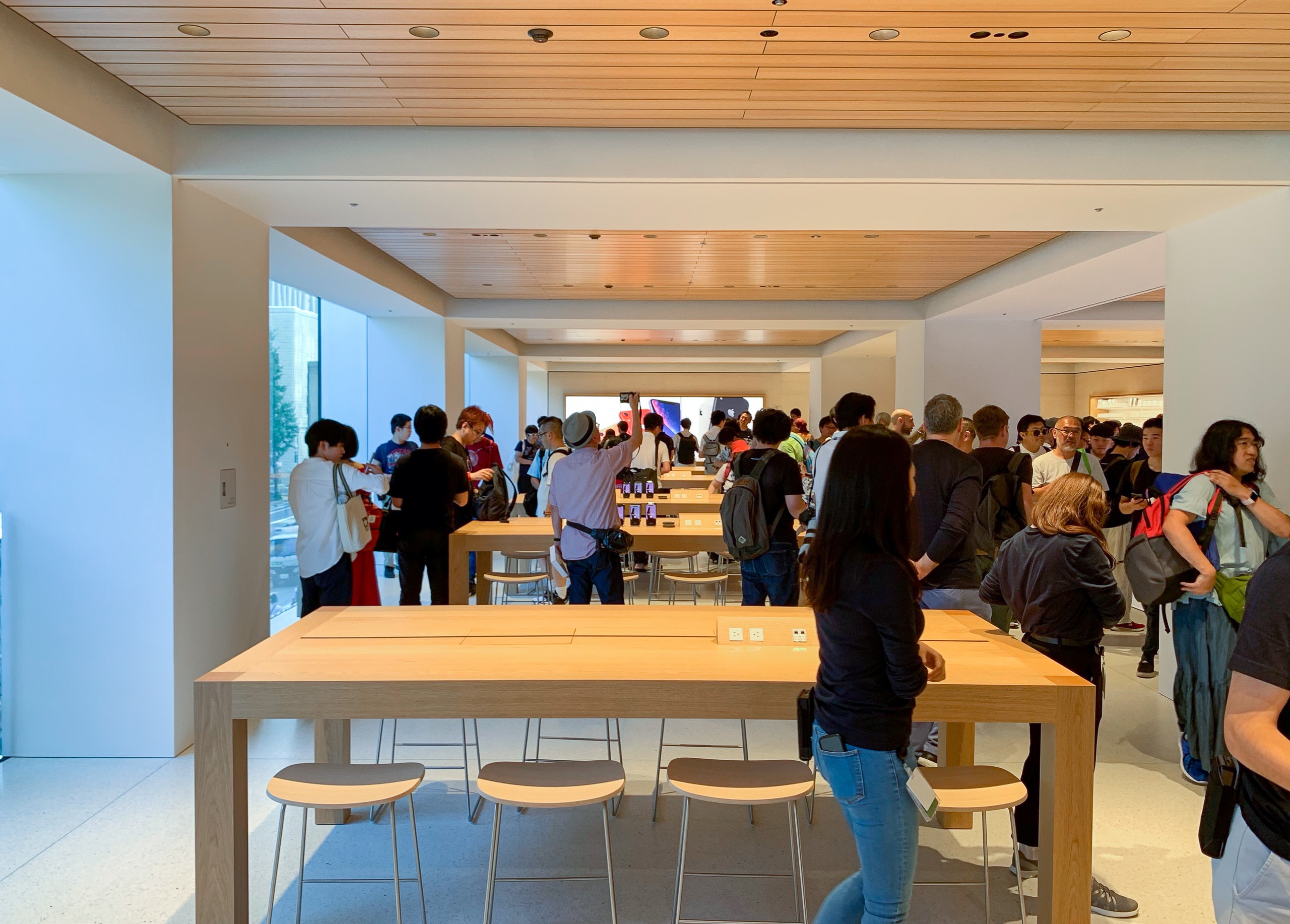 apple_marunouchi_interior_2