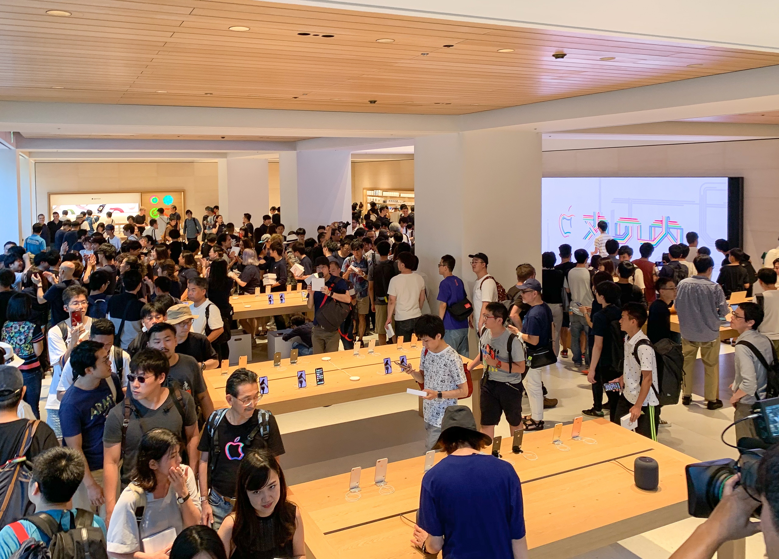 apple_marunouchi_stairs