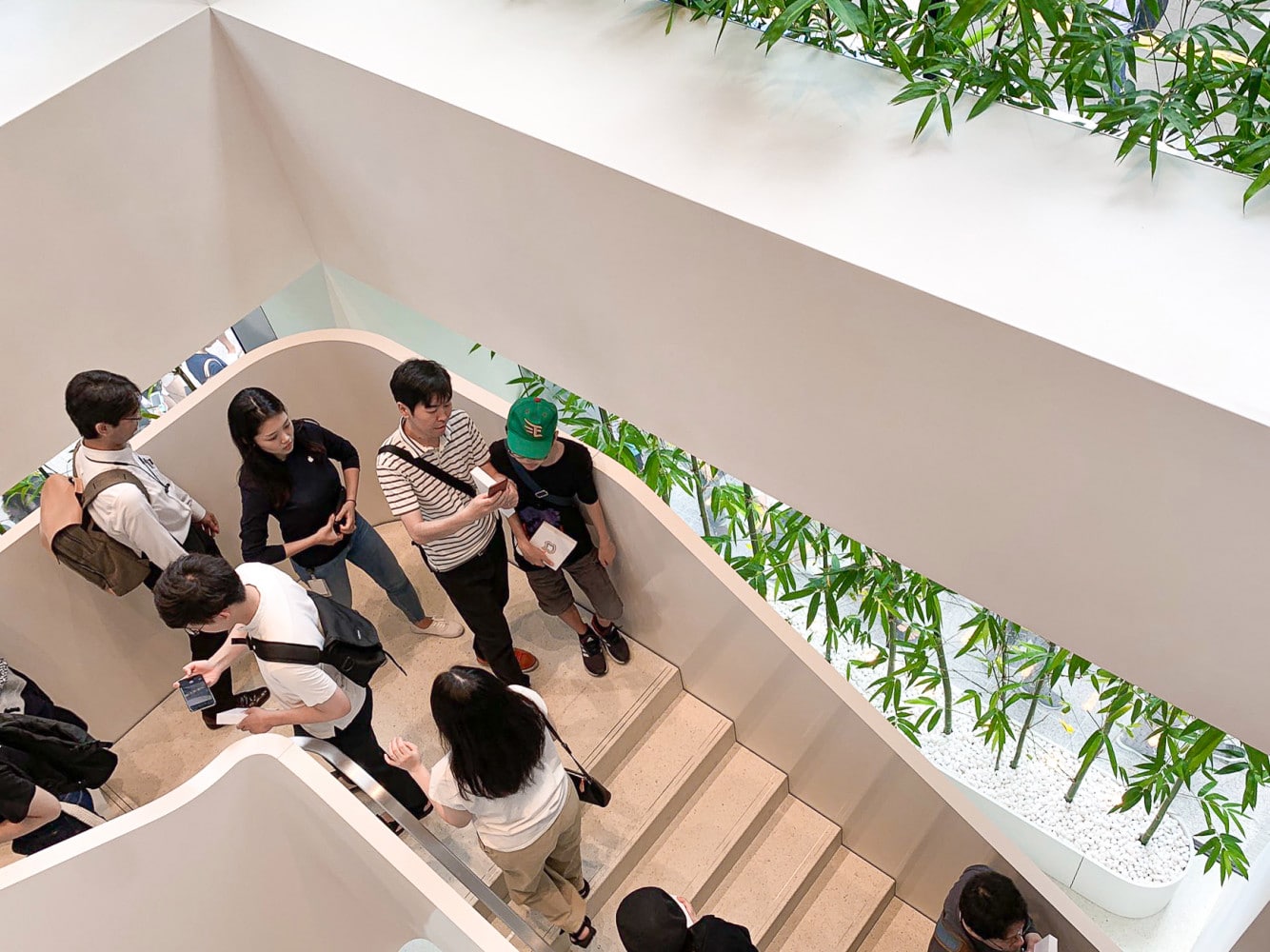 apple_marunouchi_stairs_1