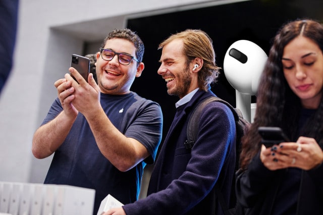 Apple-AirPod-Pro-launch-Milan-guest-with-team-member-10302019