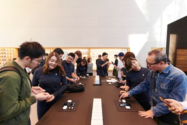 Apple-AirPod-Pro-launch-Tokyo-product-table-10302019