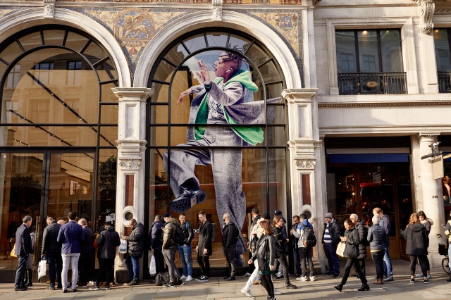Apple_AirPod-Pro-Launch_London_Outside-Spectacular_10302019
