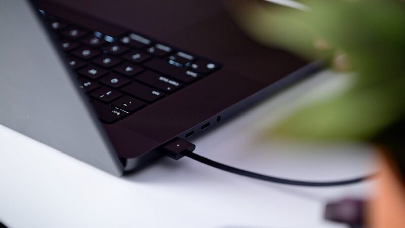 [ลือ] MacBook Pro รุ่น M6 จอ OLED จะรีดีไซน์ใหม่ครั้งใหญ่ปี 2026