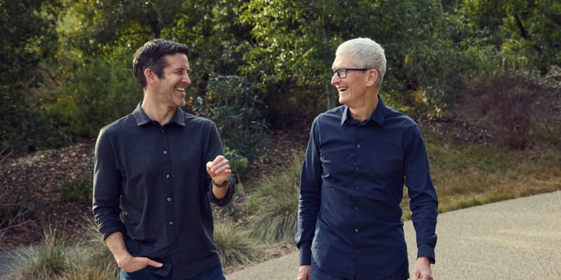 Tim Cook และ John Ternus เปิดใจครั้งแรก ถึงการเปลี่ยนผ่านส่งไม้ต่อ CEO ของ Apple