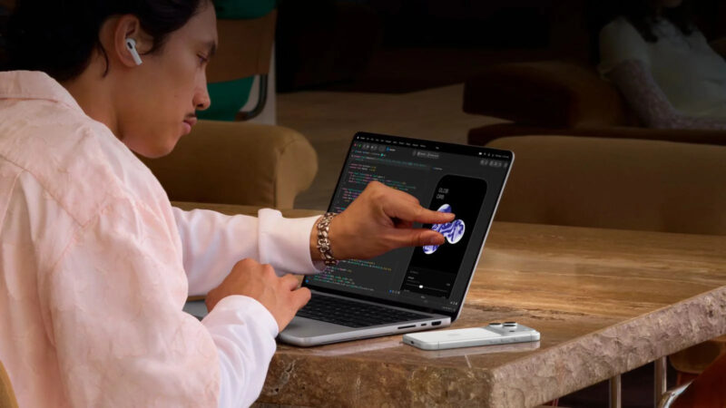macOS จะขยายปุ่มและเมนูอัตโนมัติ เมื่อแตะจอ MacBook Pro รุ่นใหม่